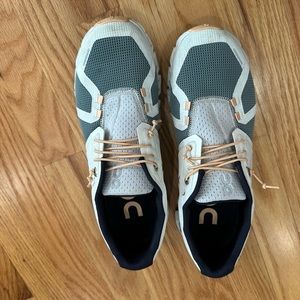 ON cloud women’s sneakers sz 9